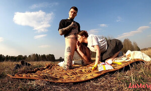 Витя и Даша знатно трахаются в лесу во время пикника под щебетание птичек