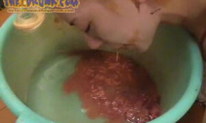 Парень трахает на полу бухую блондинку в порно